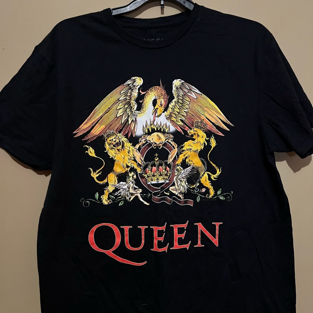Que Black and Yellow Short Sleeve Tee